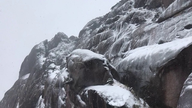 黄山罕见降雪，是联合国教科文组织世界遗产，冬季大雪景区视频下载