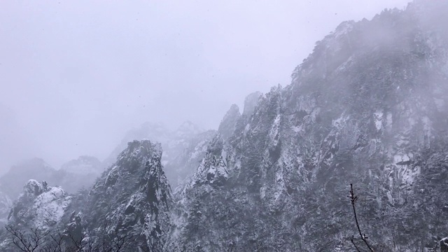 黄山罕见降雪，是联合国教科文组织世界遗产，冬季大雪景区视频素材