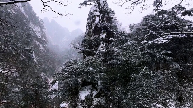 黄山罕见降雪，是联合国教科文组织世界遗产，冬季大雪景区视频下载