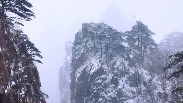 黄山罕见降雪，是联合国教科文组织世界遗产，冬季大雪景区视频下载