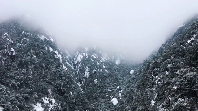 黄山罕见降雪，是联合国教科文组织世界遗产，冬季大雪景区视频下载