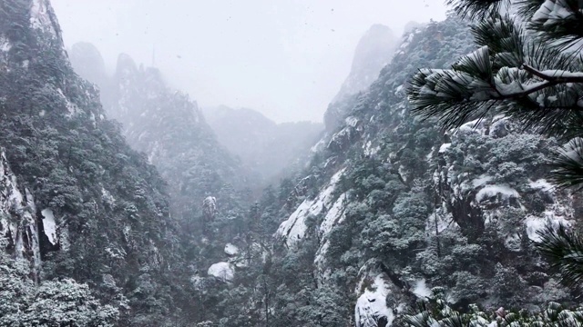 黄山罕见降雪，是联合国教科文组织世界遗产，冬季大雪景区视频下载