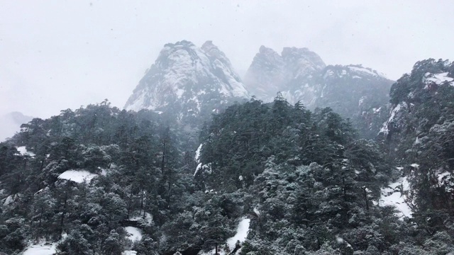 黄山罕见降雪，是联合国教科文组织世界遗产，冬季大雪景区视频下载