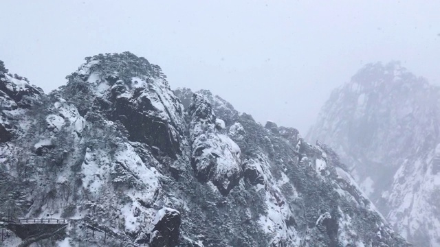 黄山罕见降雪，是联合国教科文组织世界遗产，冬季大雪景区视频素材