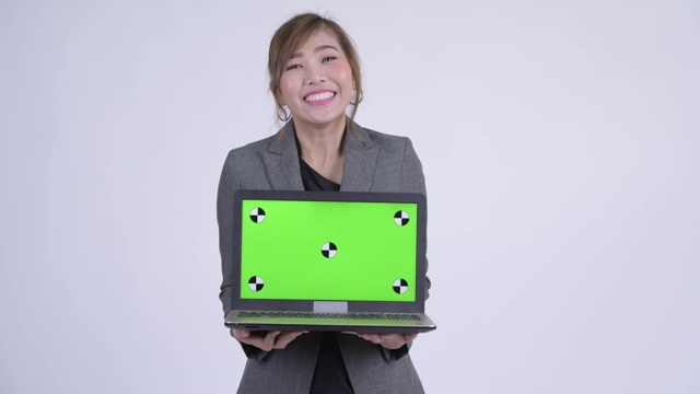 快乐年轻美丽的亚洲女商人展示笔记本电脑视频素材