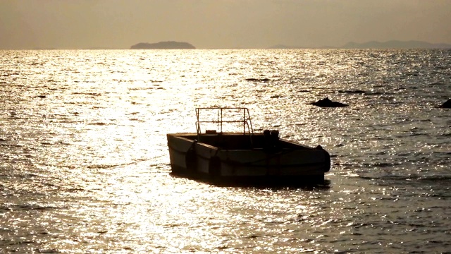 夕阳西下时，在海滩前的浮桥上视频素材