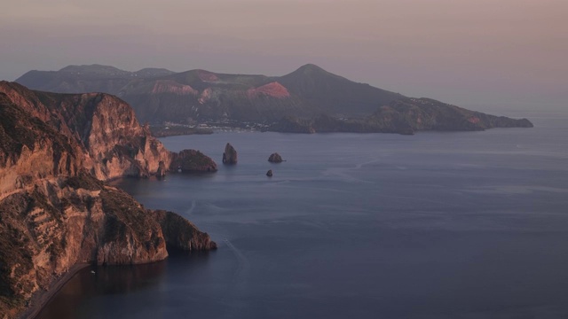 时间流逝的意大利利帕里岛海岸与岛屿火山在日落的距离，西西里岛视频素材