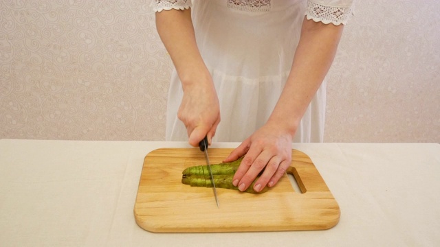 女孩把青梨切成小块。视频下载