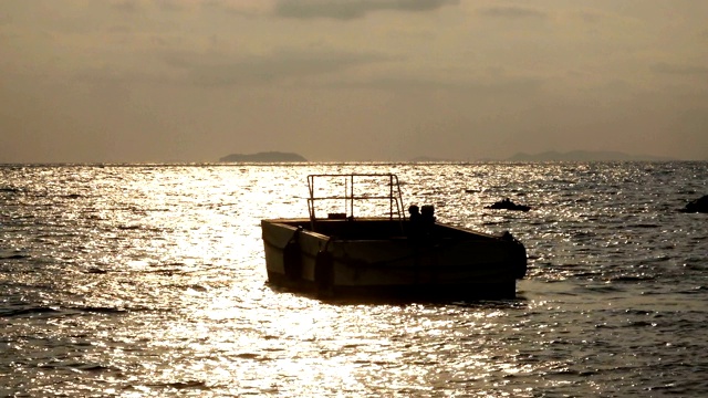 夕阳西下时，在海滩前的浮桥上视频素材