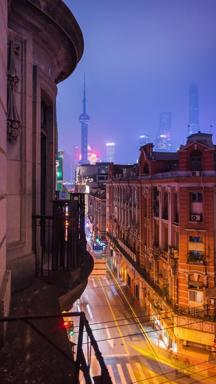 垂直视频格式的上海老街景夜景过渡视频素材