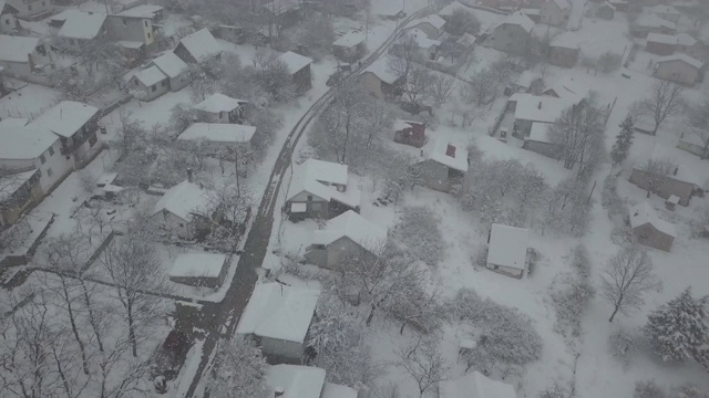 鸟瞰-暴风雪在村庄视频素材