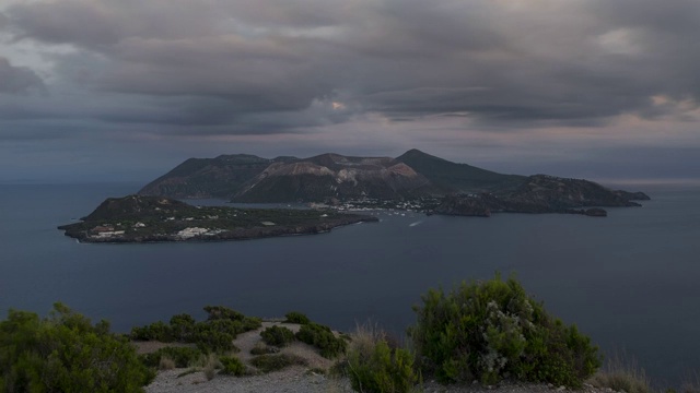 时间流逝的意大利利帕里岛海岸与火山岛在日落的距离，利帕里亚群岛西西里岛视频素材