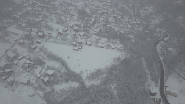 雪山中的村庄视频素材