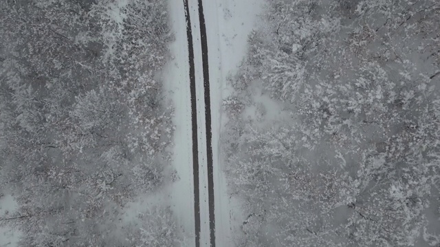 下雪的道路-鸟瞰图视频素材