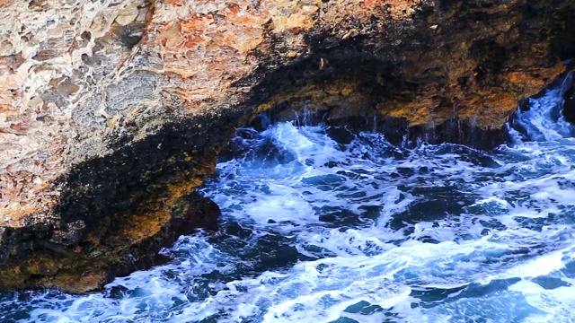 美丽的景色与海浪和岩石海岸视频下载