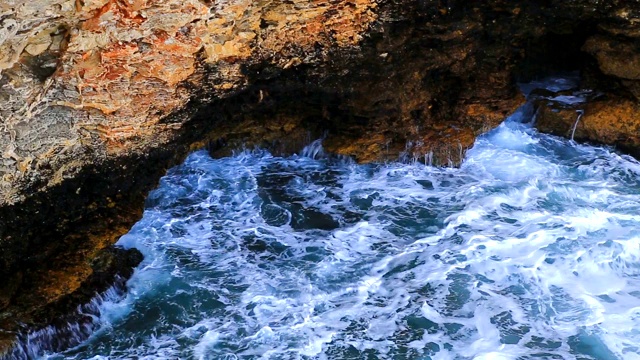 美丽的景色与海浪和岩石海岸视频下载