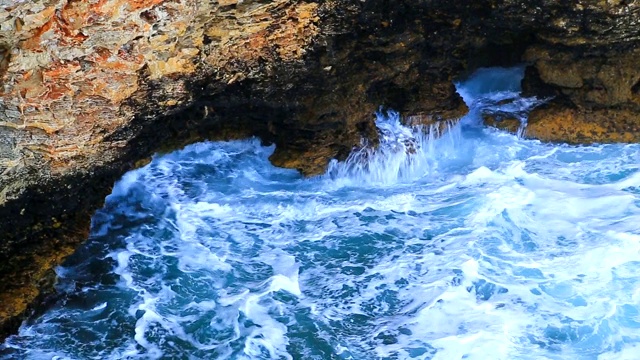 美丽的景色与海浪和岩石海岸视频下载