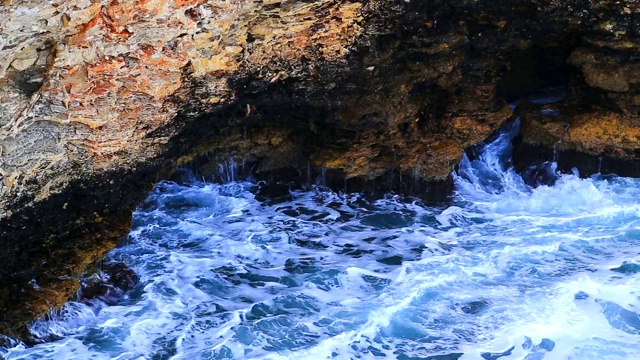 美丽的景色与海浪和岩石海岸视频下载