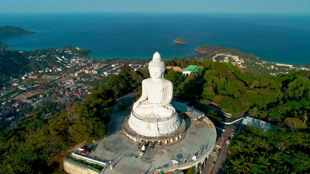 无人机俯瞰泰国普吉岛高山上的大佛雕像视频素材