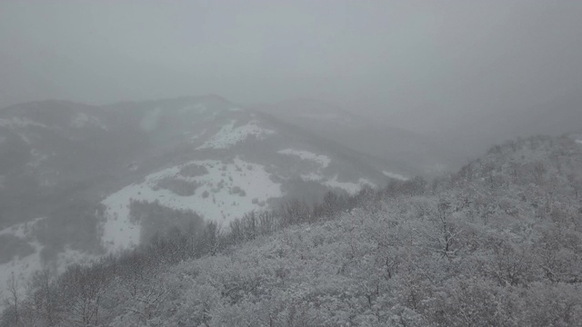 山上有暴风雪视频素材