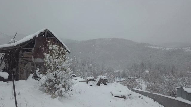 山中的小屋视频素材