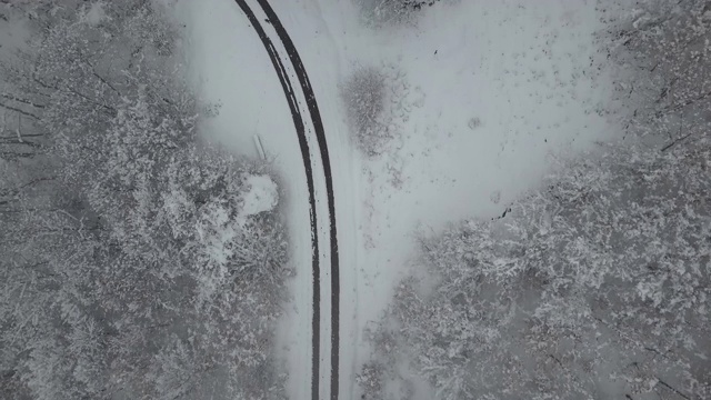 在暴风雪期间，一条单车道的山路视频素材