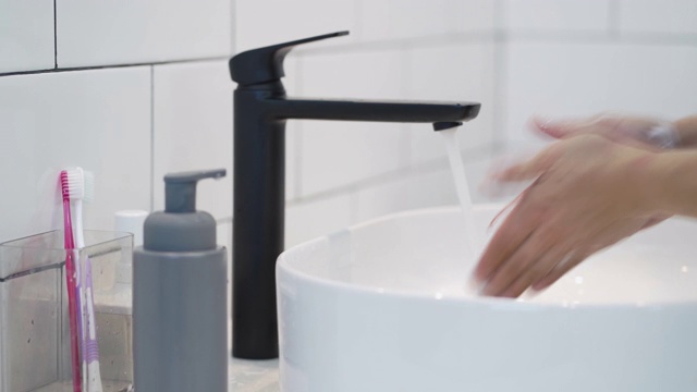 男人用肥皂和水洗手视频素材