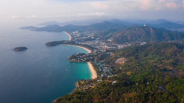 泰国普吉岛海岸的空中时间间隔。飞行在卡塔诺伊，卡塔和卡隆的海滩上，天空中有云的夜晚。热带岛屿普吉岛的时间流逝视频素材