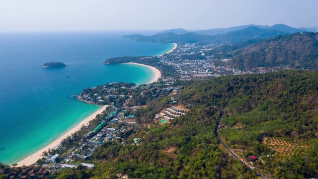 从空中俯瞰普吉岛的海滩和山脉。泰国视频素材