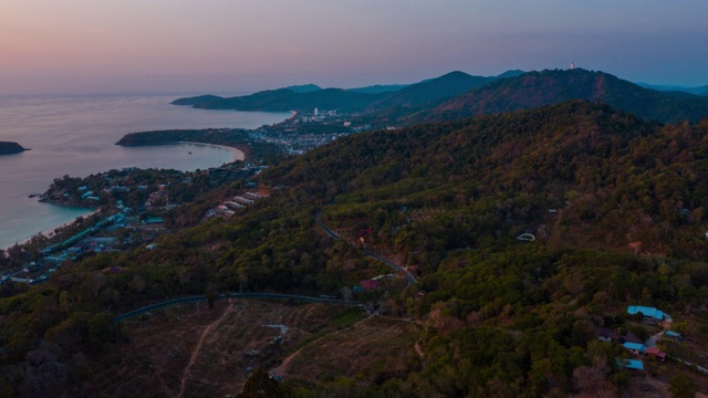 从空中拍摄的普吉岛日落时的海滩和山脉。飞过山脊，画面中出现了海滩。泰国视频素材