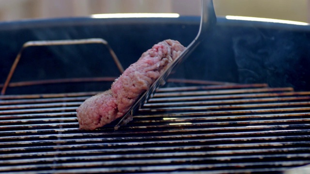 在户外烧烤上烹饪生肉视频素材