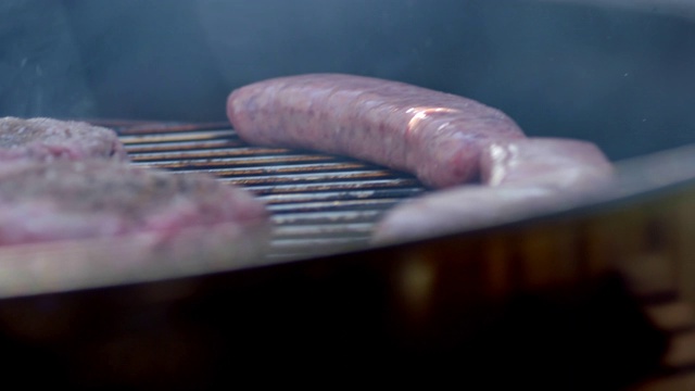 在户外烧烤上烹饪生肉视频素材