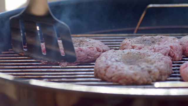 在户外烧烤上烹饪生肉视频素材