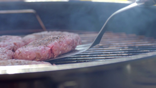 在户外烧烤上烹饪生肉视频素材