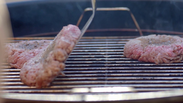 在户外烧烤上烹饪生肉视频素材