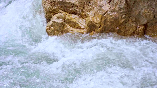 山间峡谷有一条奔流不息的河流视频素材