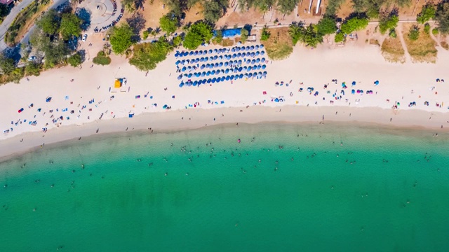 奈汉海滩的空中超陷图。飞过沙滩，人们在上面放松视频素材