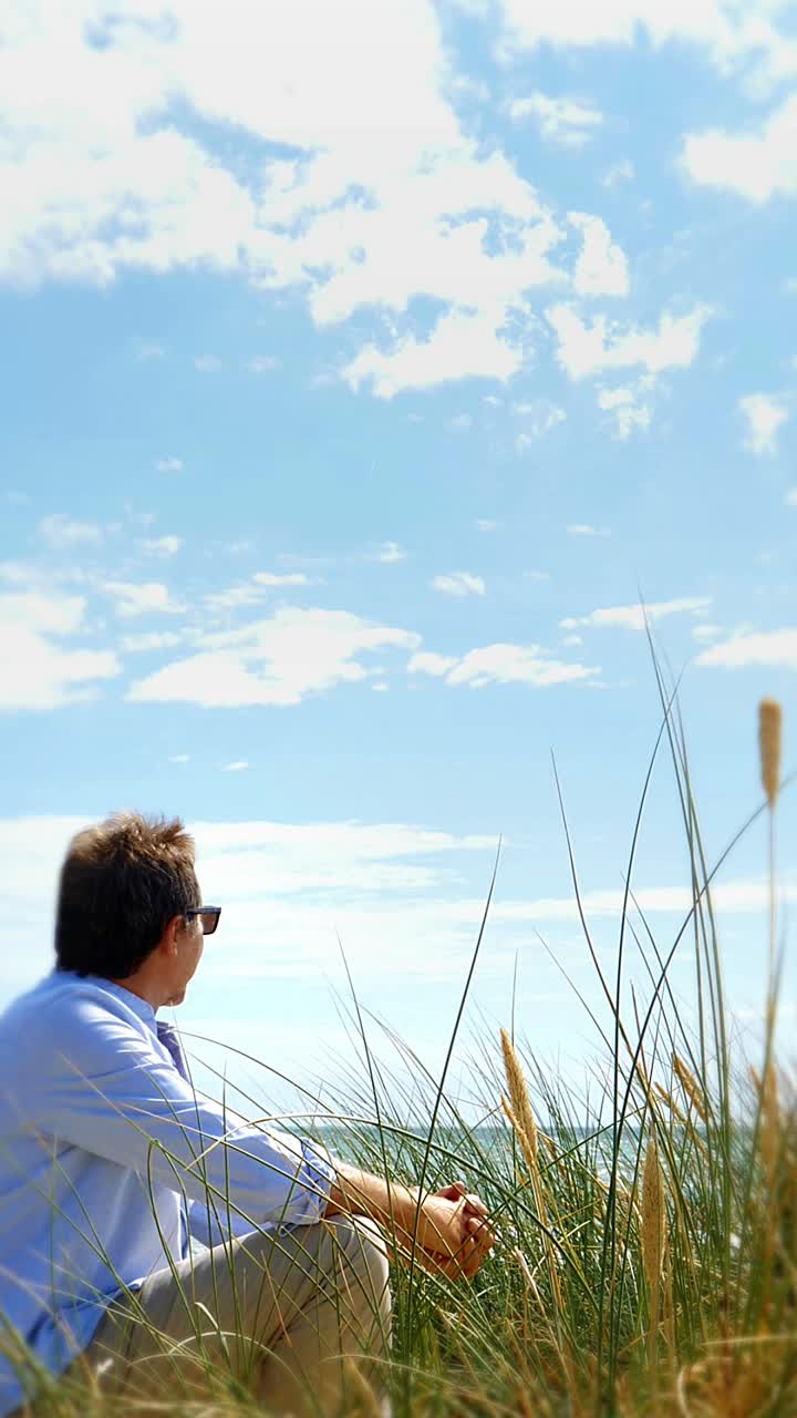 成熟的人望着海面上的地平线。垂直格式。视频素材