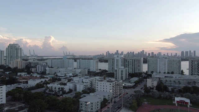 空中平移拍摄的城市在日落的天空，无人机飞过建筑物和街道，美国鸟瞰图视频素材