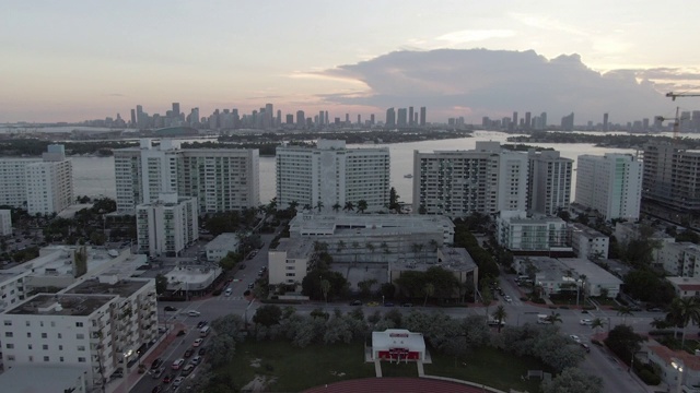 空中拍摄的人在城市体育场对抗天空，无人机飞向建筑物在日落，体育场鸟瞰图视频素材