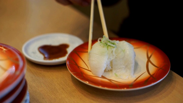 亚洲游客吃寿司，日本食物视频素材