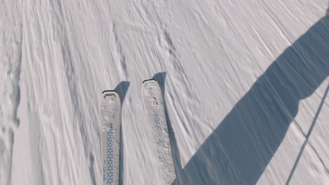 滑雪时向下看和转弯视频素材