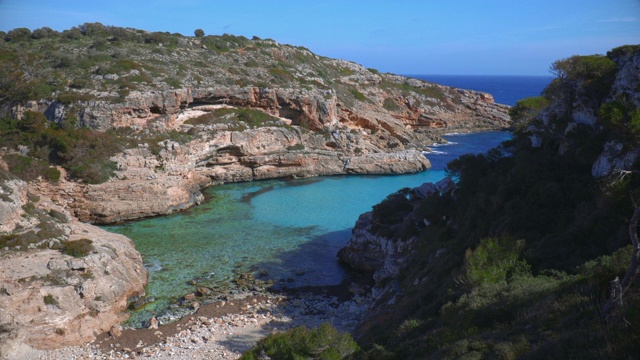 西班牙马略卡岛巴利阿里群岛上的小海湾Cala des Marmols视频素材