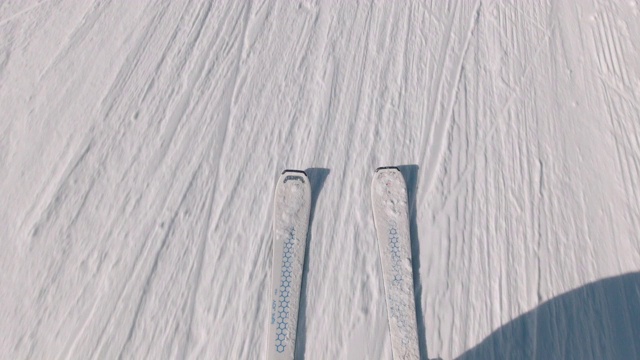 笔直滑雪时往下看视频素材