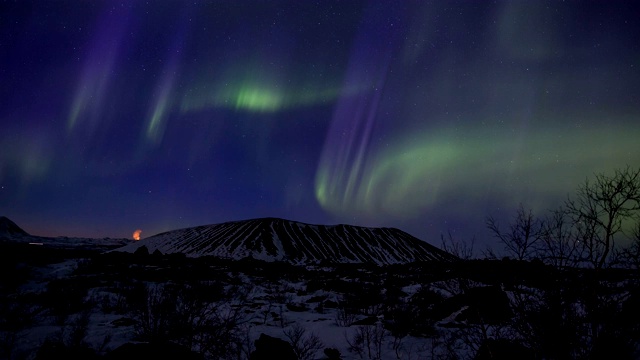 北极光在火山雪景上流逝视频素材