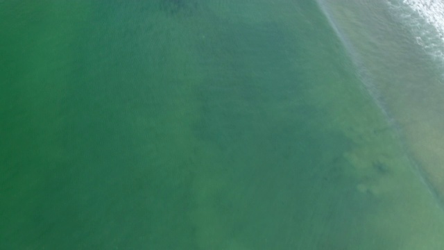 航拍海浪在蓝绿色的海洋，无人机飞过水-曼哈顿海滩，加利福尼亚视频素材