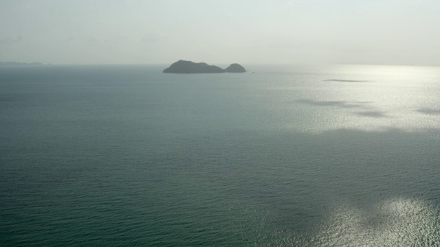 航拍风景优美的海洋对晴朗的一天，无人机飞向岛屿在海上-科帕颜，泰国视频素材