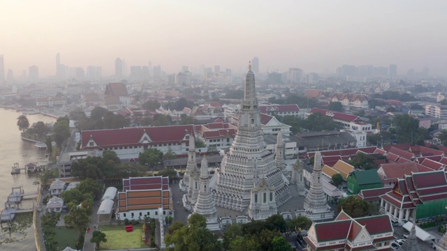 空中平移拍摄的著名地标河对天空日落，无人机从佛教寺庙在城市-曼谷，泰国视频素材