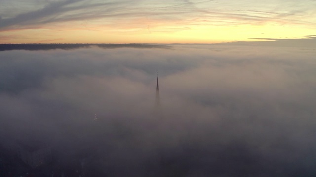 空中平移拍摄的大教堂覆盖了雾在城市的天空在日落-埃尔福特，德国视频素材