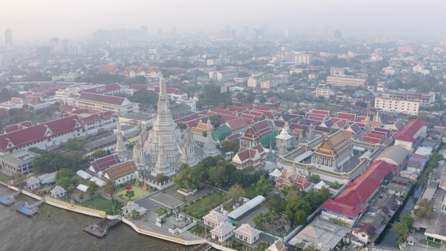 航拍著名的佛教寺庙在河边的建筑中，无人机下降附近的著名地标在日落-曼谷，泰国视频素材